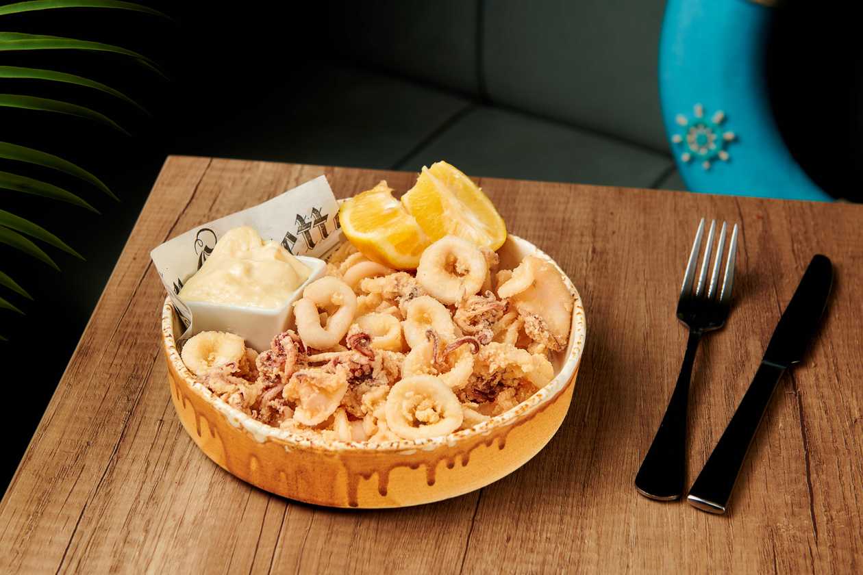 Calamar pane cu cartofi prăjiți