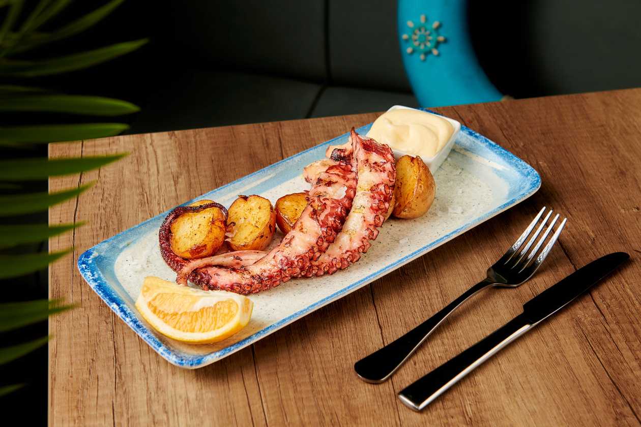 Caracatiță la grătar pe pat de cartofi