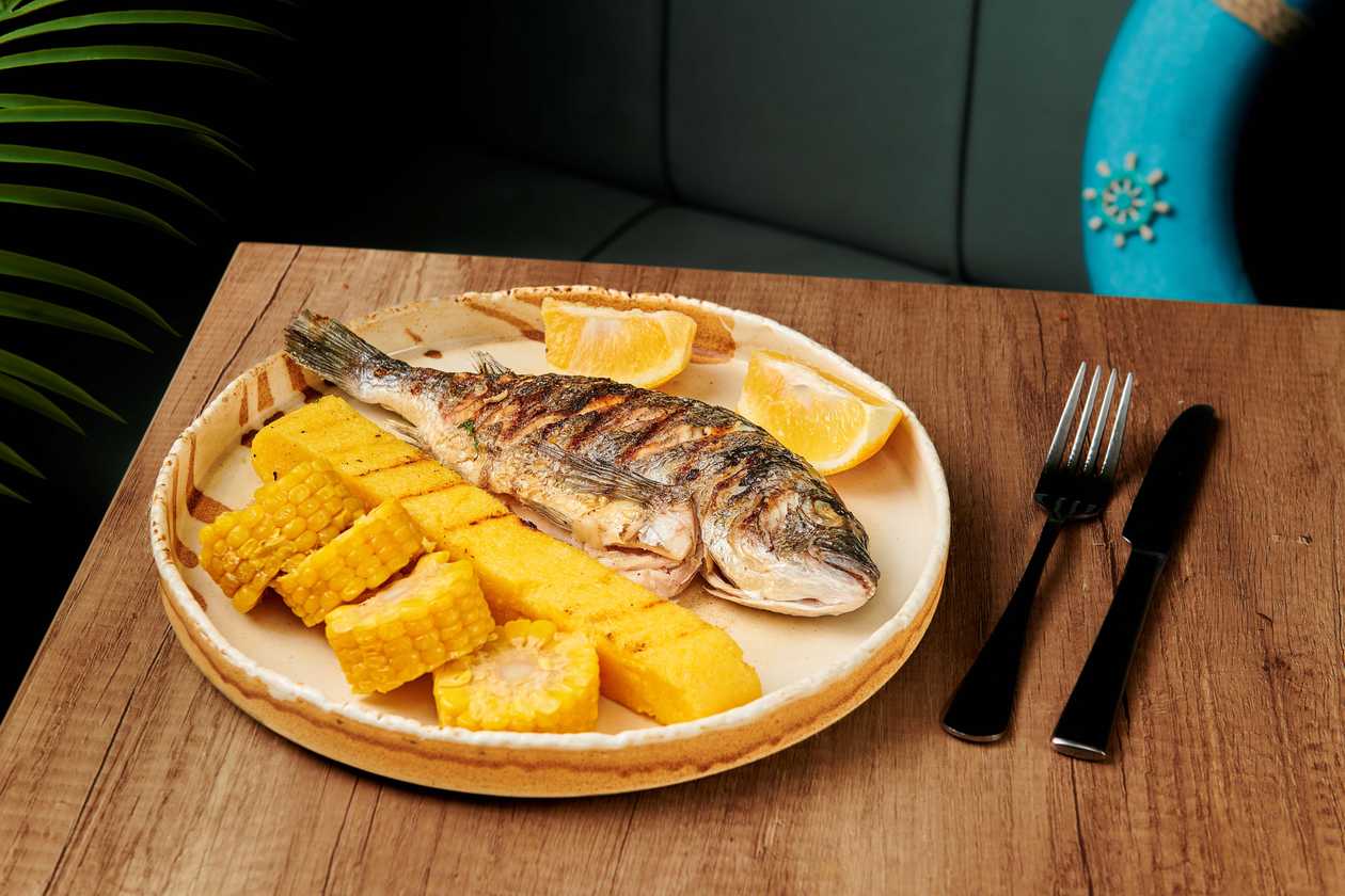 Dorada la gătar cu mamaliga coapta si porumb