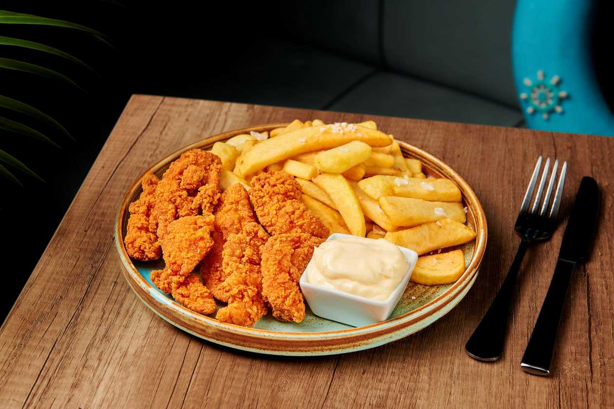 Grujoane de pui cu cartofi prăjiți si sos aioli