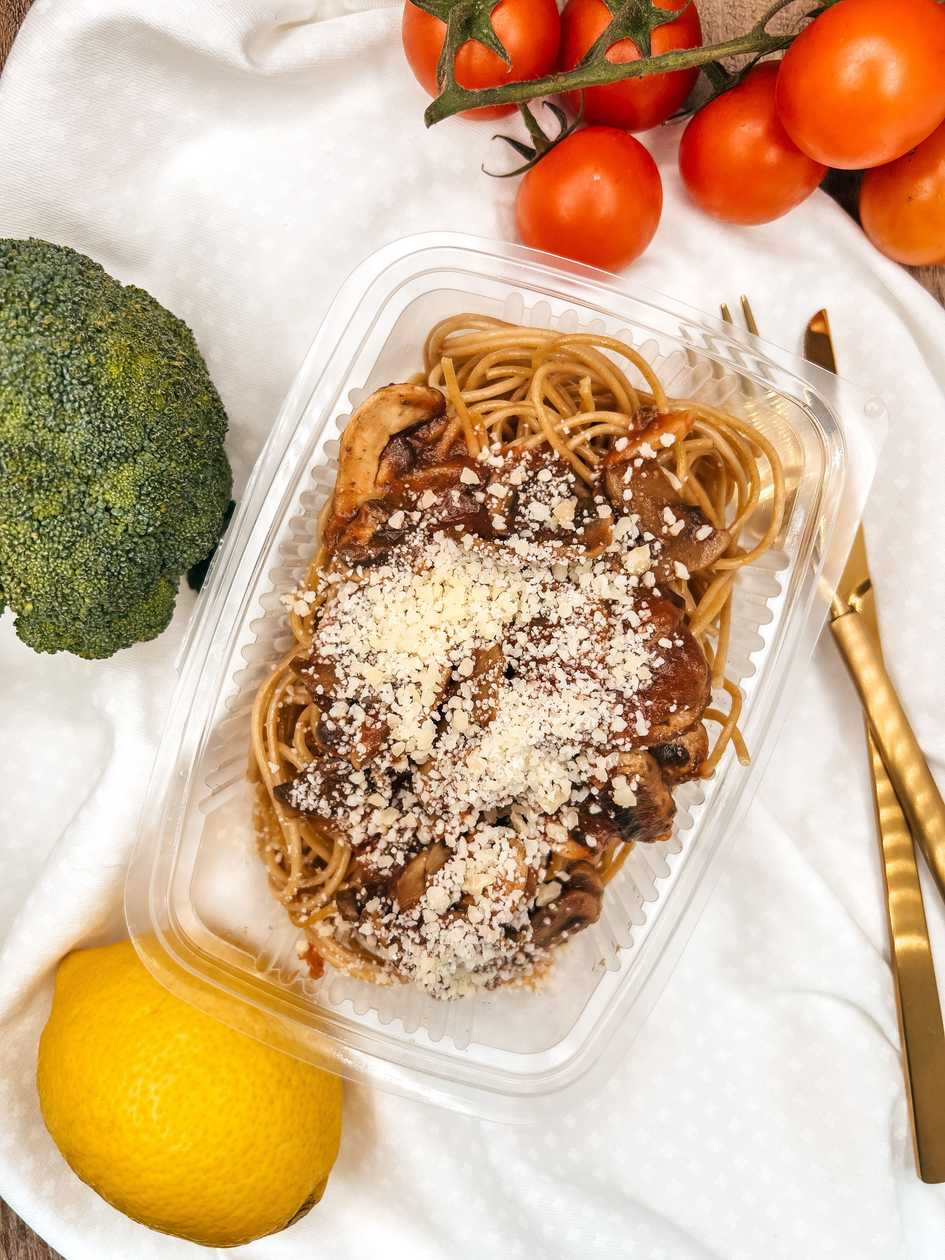 Bolonhesa de cogumelos com esparguete integral e parmesão (vegetariano)