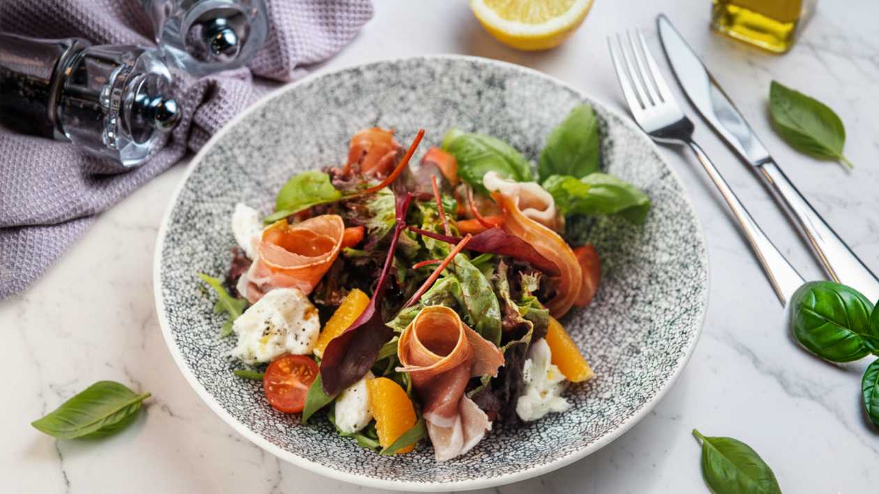 Salat parma singi, mozzarella ja apelsiniga  401 kcal