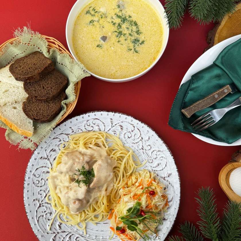 Комплексний обід 1 (грибний суп,спагетті,курка у вершковому соусі)