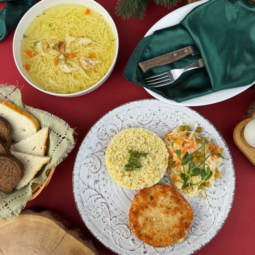 Комплексний обід 3 (бульйон,рис,куряча котлета)