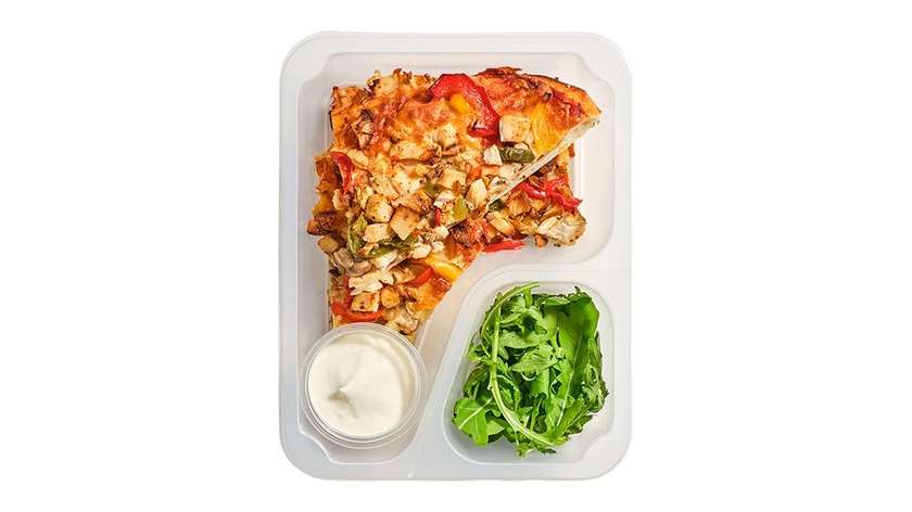 Pizza with chicken, peppers and mushrooms