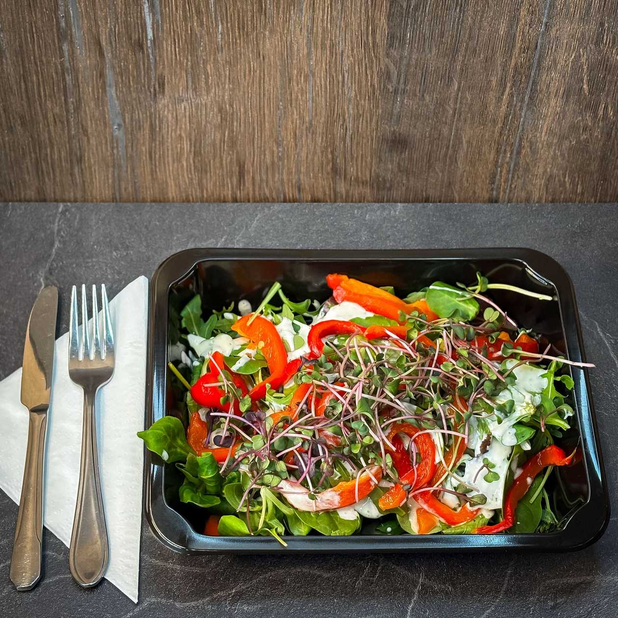 Listový salát s pečenými paprikami a jogurtovým dipem /7/