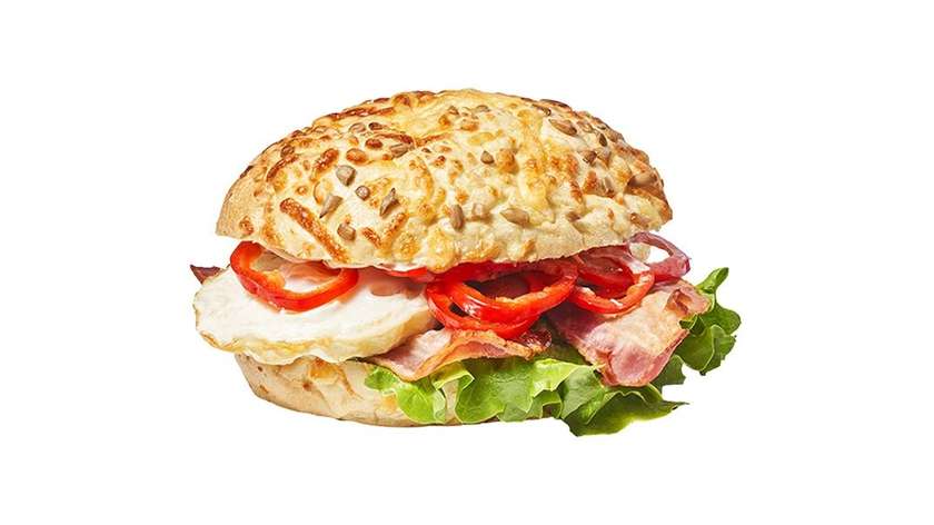 Sandwich with fried egg and bacon crisp