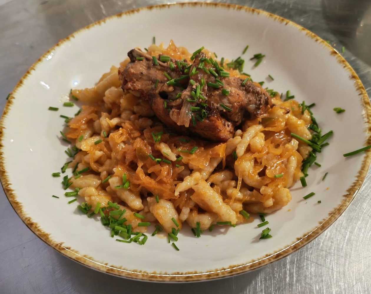 500g Strapačky s kyslou kapustou a pečeným bravčovým rebrom