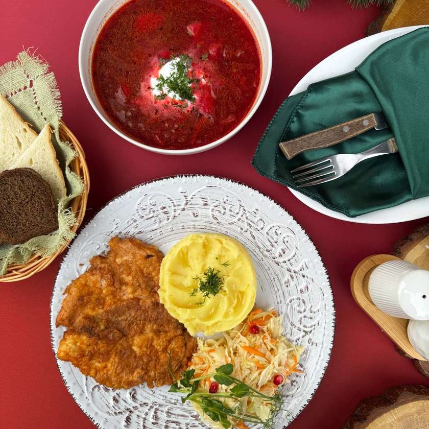 Комплексний обід 2 (борщ червоний,пюре картопляне,відбивна куряча)