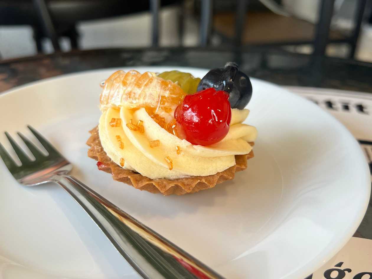 Корзиночка с заварным кремом и фруктами