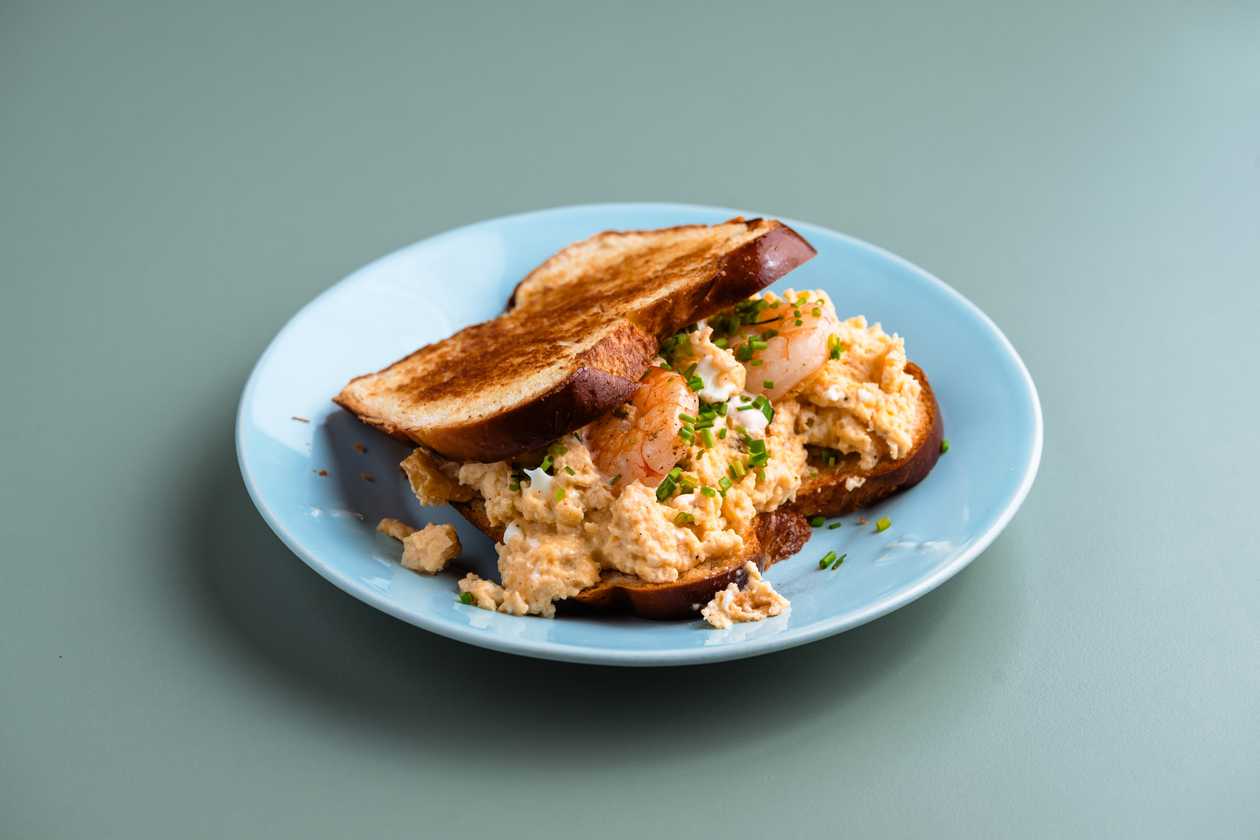 Mic Dejun cu Ouă și Creveți