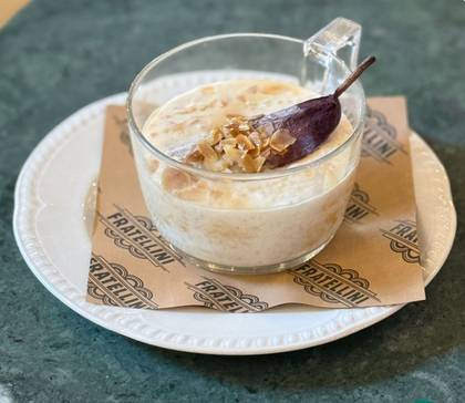 Budincă de orez cremoasă cu pară poșată