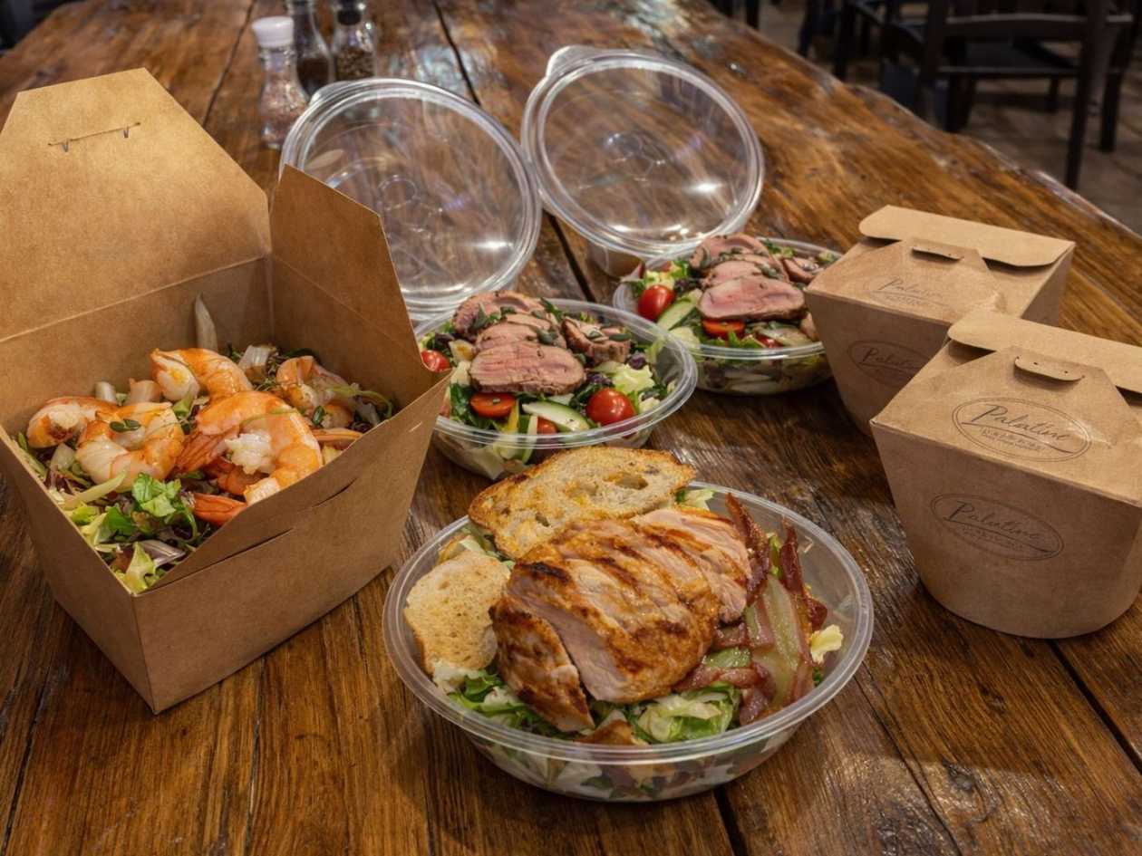 Salát s uzeným kuřecím prsíčkem