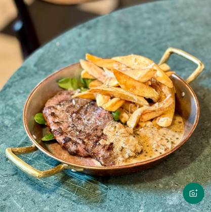 Friptură Picanha cu cartofi prăjiți tăiați manual și sos de piper