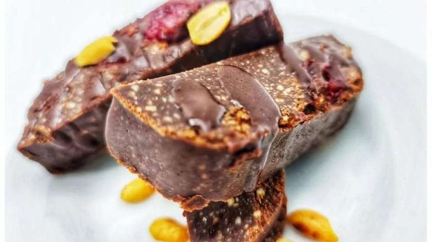 Ciocolată Raw cu Vișine, Arahide Prăjite și Rom - Vegetarian, Fara Zahar, Fara Gluten, Fara Lactate