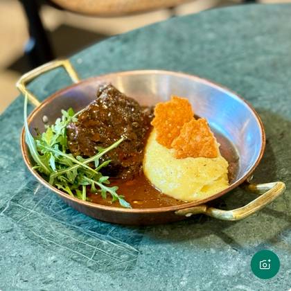 Obraji de vită fragezi cu piure de cartofi și reducție de vin roșu