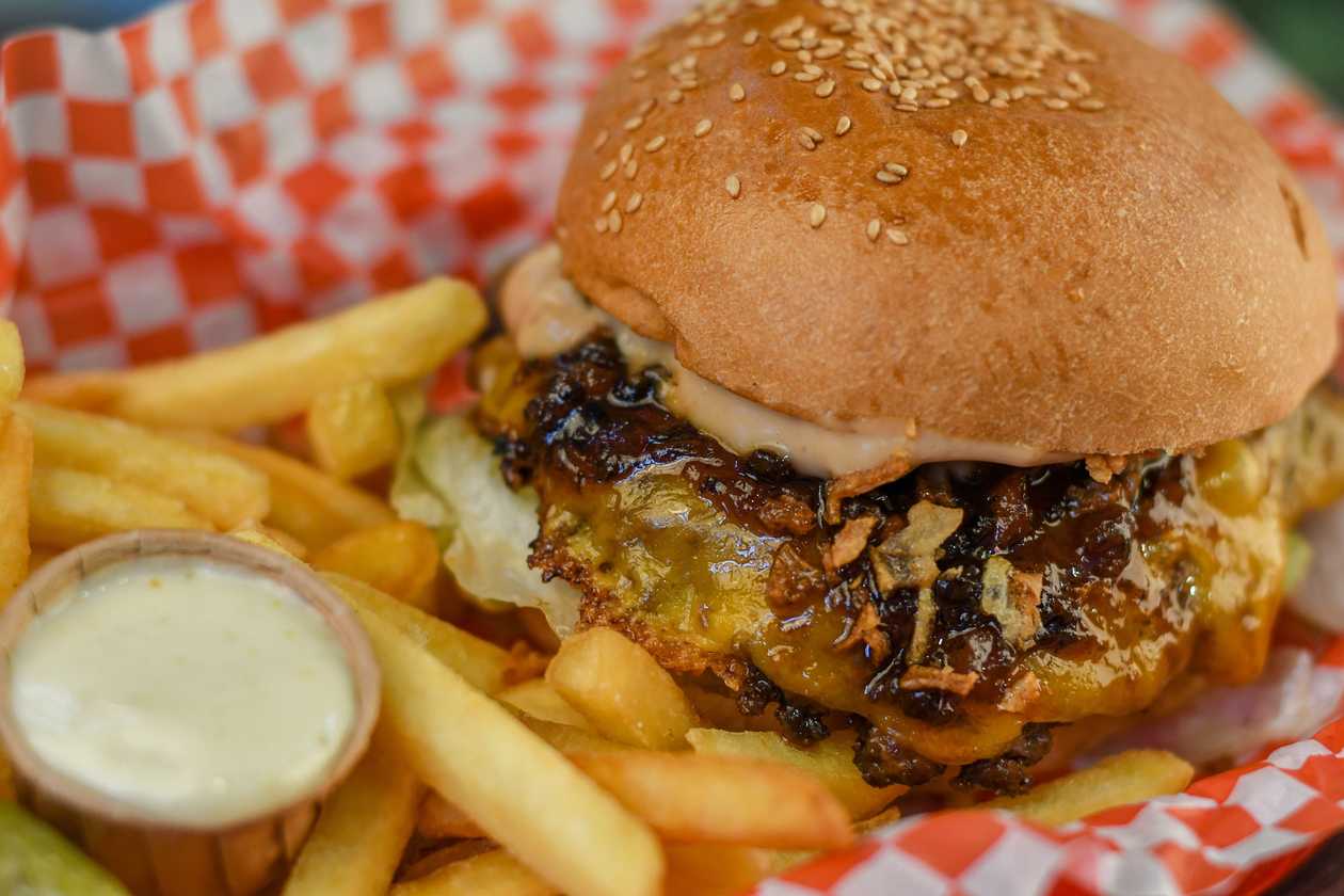 Halės Burger with Fries
