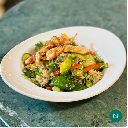 Salată asiatică de orez cu piept de pui la grătar