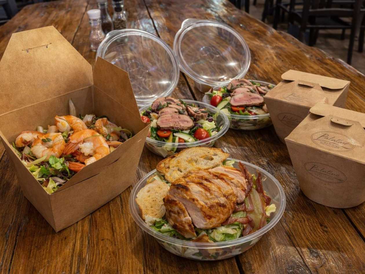 Palačinky plněné listovým špenátem, slaninou v rajčatové omáčce