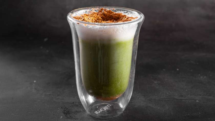 Cynamonowy Karmel Matcha Latte