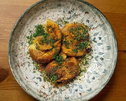 Печена картопля з маслом і кропом
