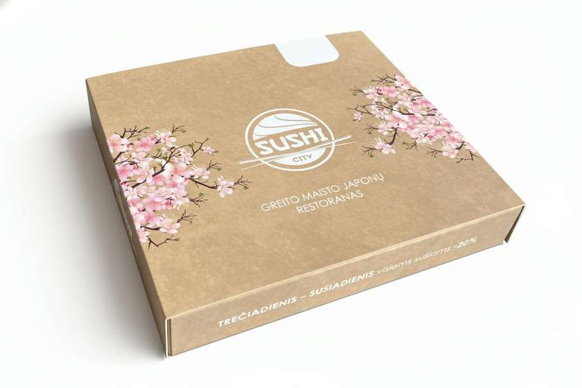 Pasirinktų suši porcijų išdėliojimas padėkle su dangčiu išsinešimui