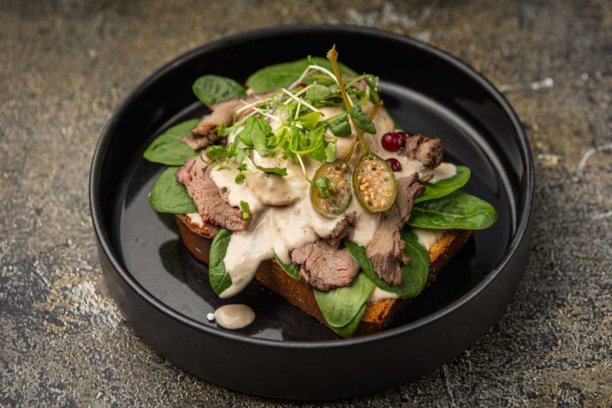 Vitello tonnato pošeeritud munaga brioche’il