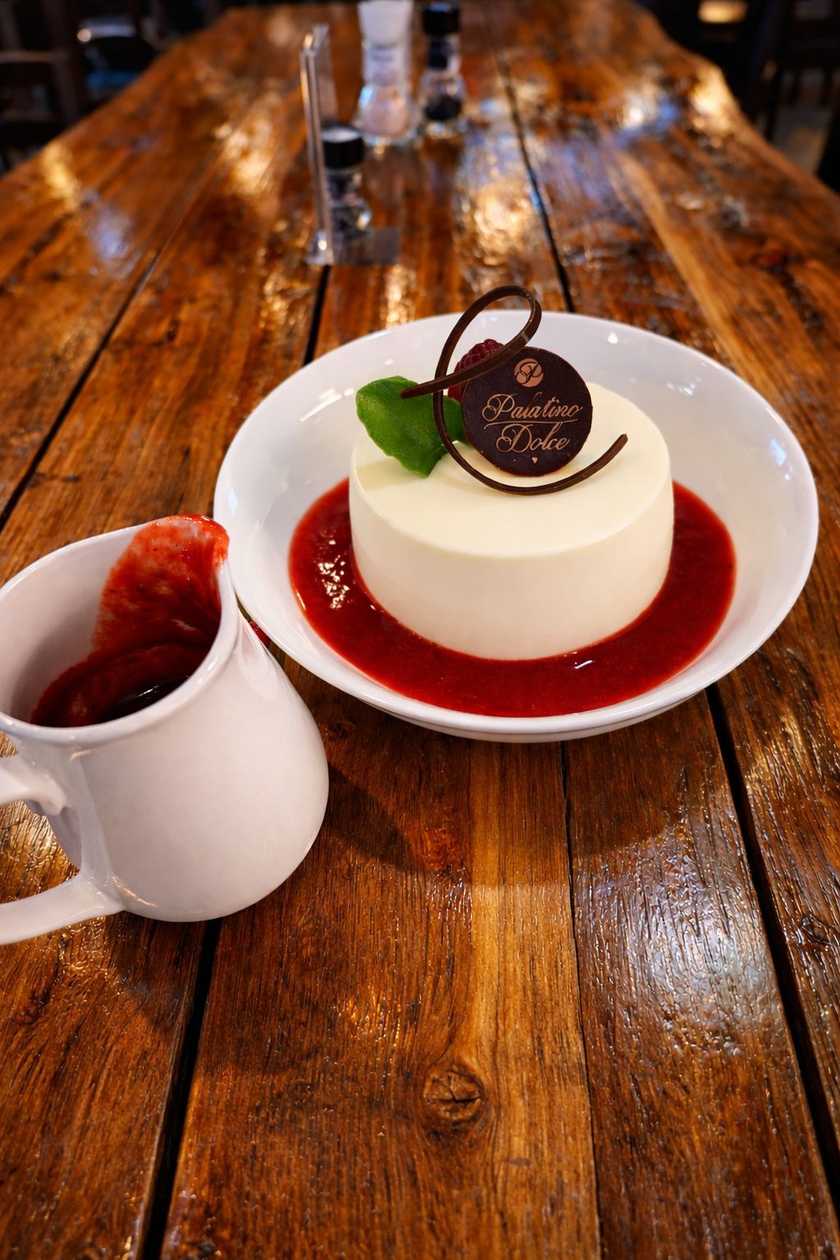 Cheesecake s jahodovou omáčkou