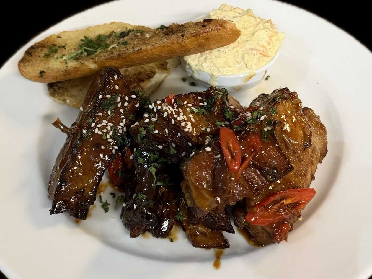 Marinovaná pečená vepřová žebra na černém pivu