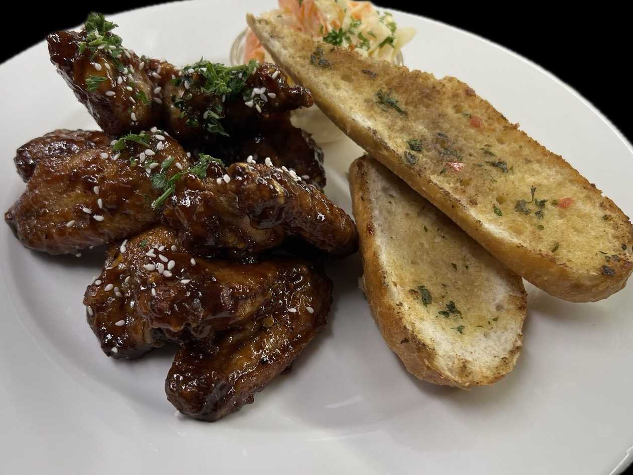 Pečená kuřecí křídla (medová nebo BBQ)