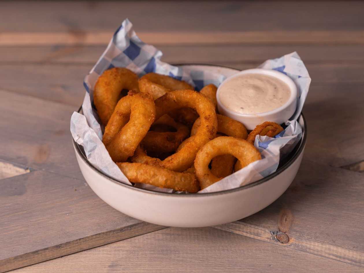 Cibulové kroužky a omáčka dle tvého výběru