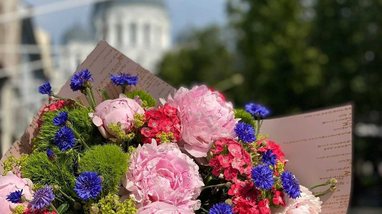 Bijūnai vasaros saulėje (ne mažiau 25 žiedų)