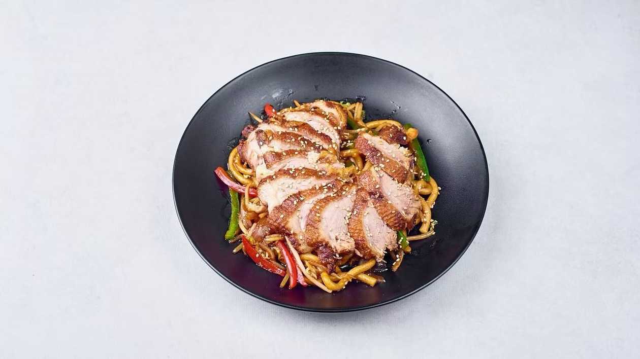 W/28A. Makaron Smażony z Kaczką香酥鸭炒面