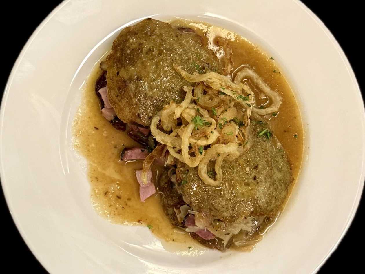 Bramborák s uzeným masem a bílým zelím