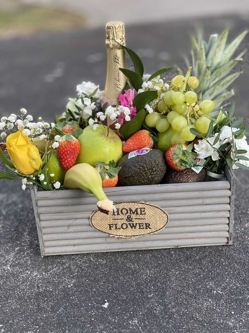 Dárková bedýnka( ahev VÍNA 0,2l, čokoláda,ovoce,zdravý cheesecake,umělá kytka,pistacie)