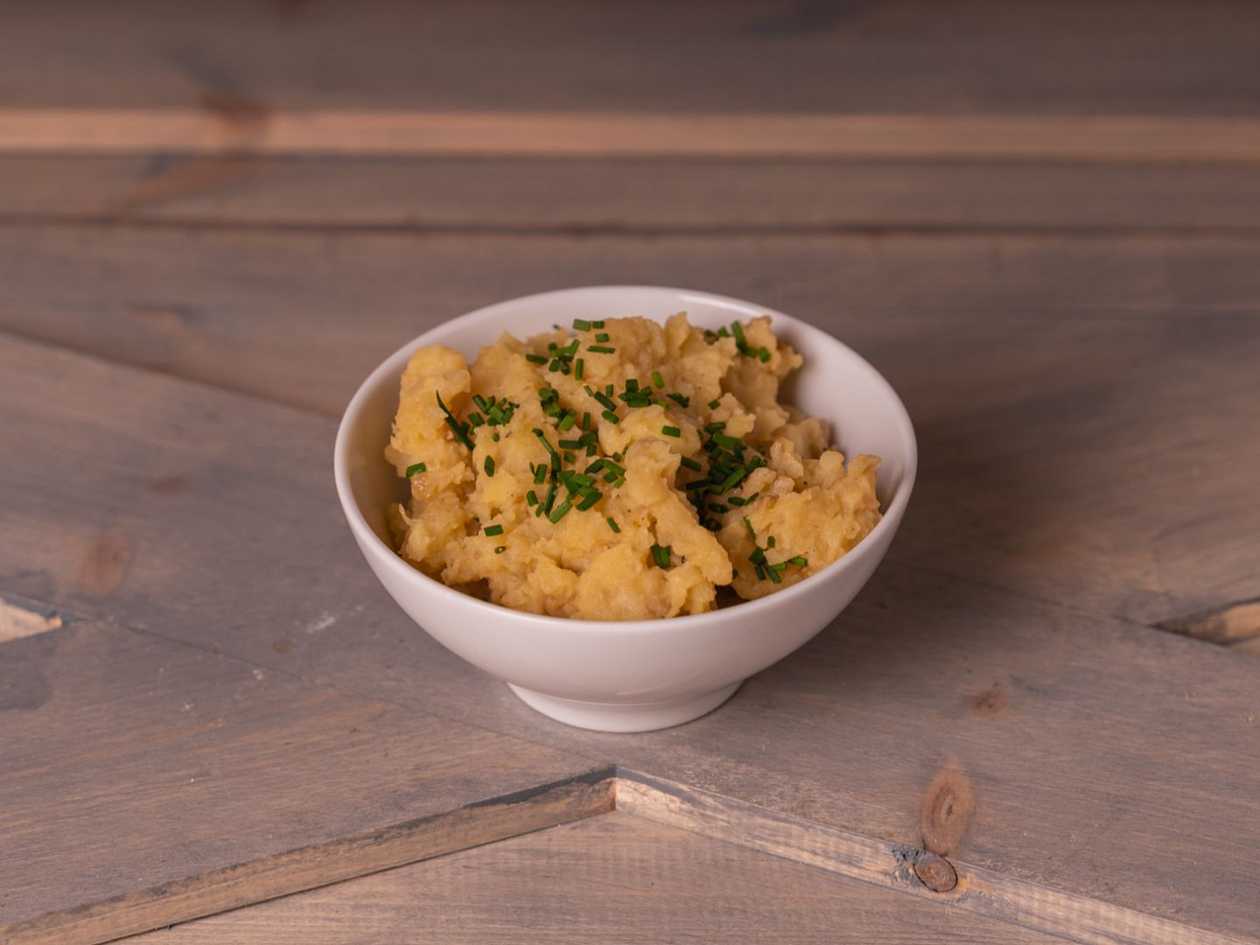 Šťouchané brambory s restovanou cibulkou