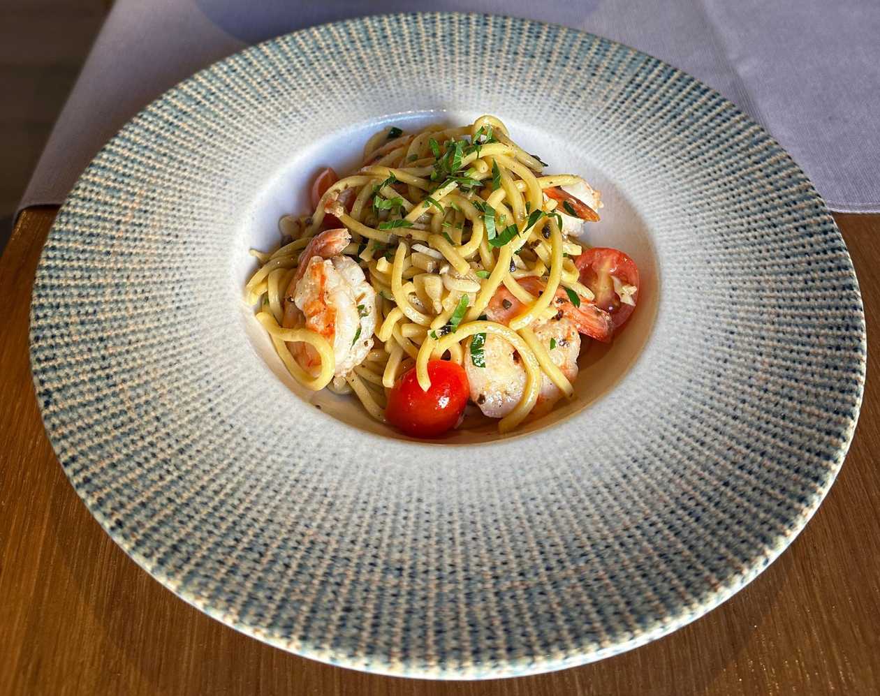 Spaghete Aop cu salsa de trufe si creveti