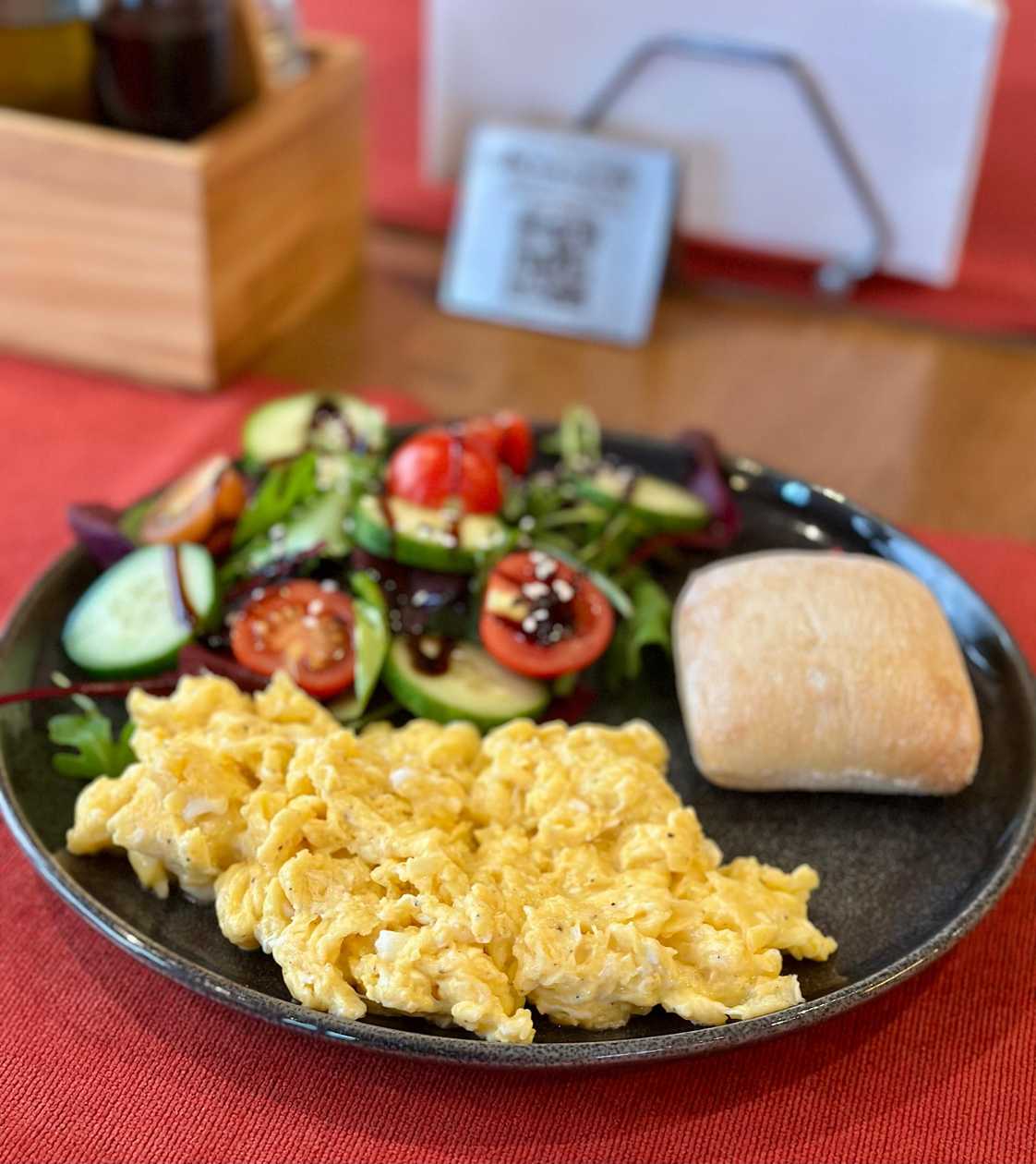 Oua jumari servite cu paine prajita cu somon afumat, avocado si capere