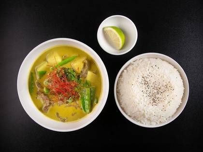 Beef Green Curry with Melon and Sugar Snap Peas