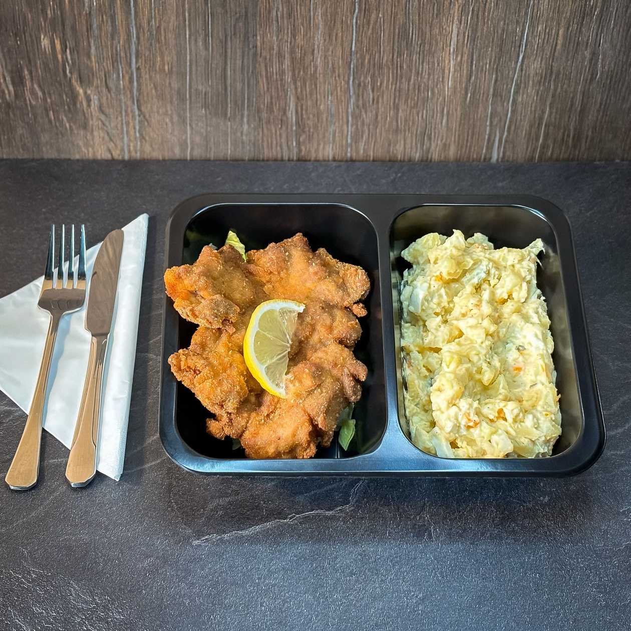 Smažený vepřový řízek, bramborový salát /1,3,10,/