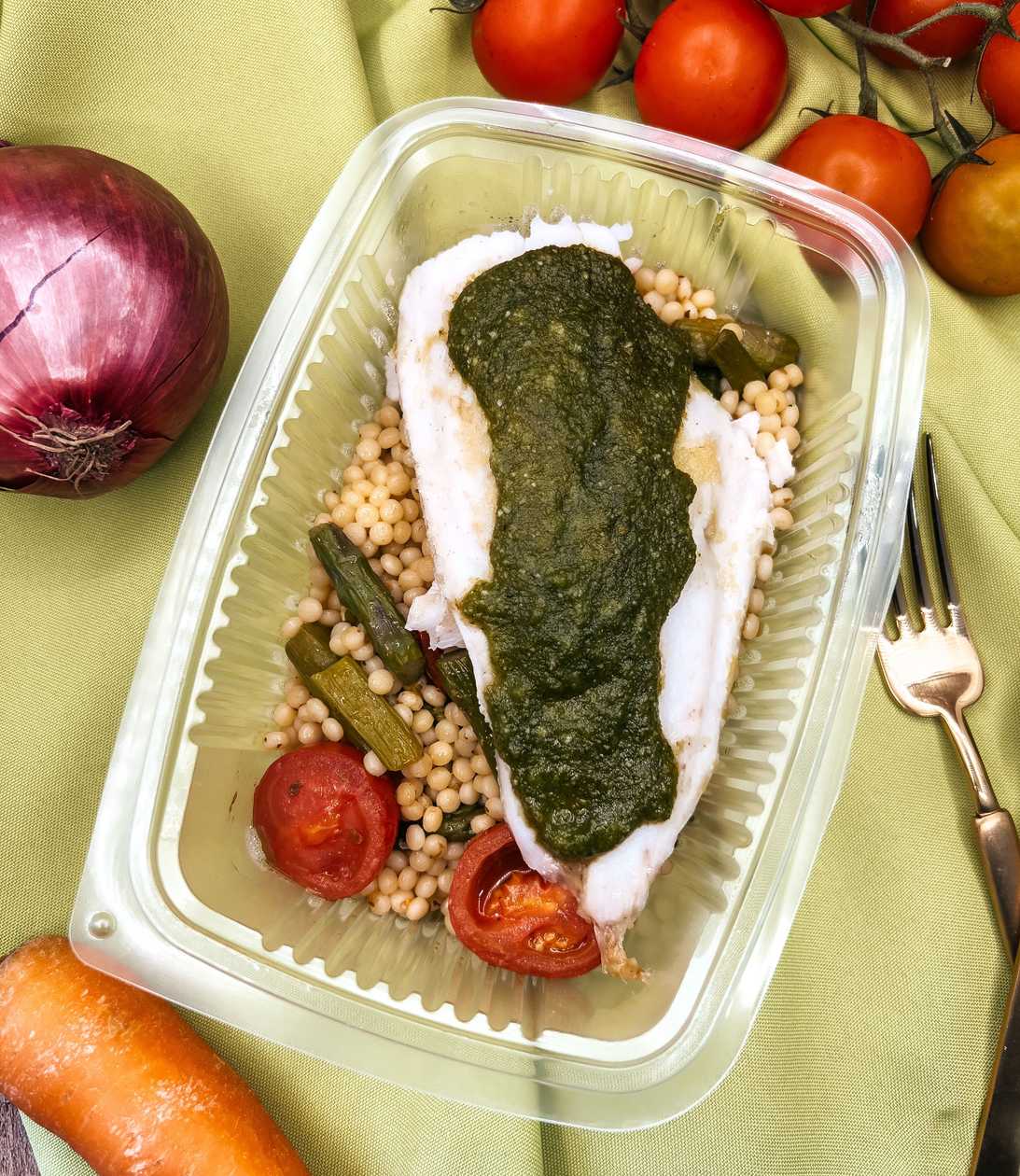 Filete de pescada com molho pesto, couscous largo, espargos e tomate cherry