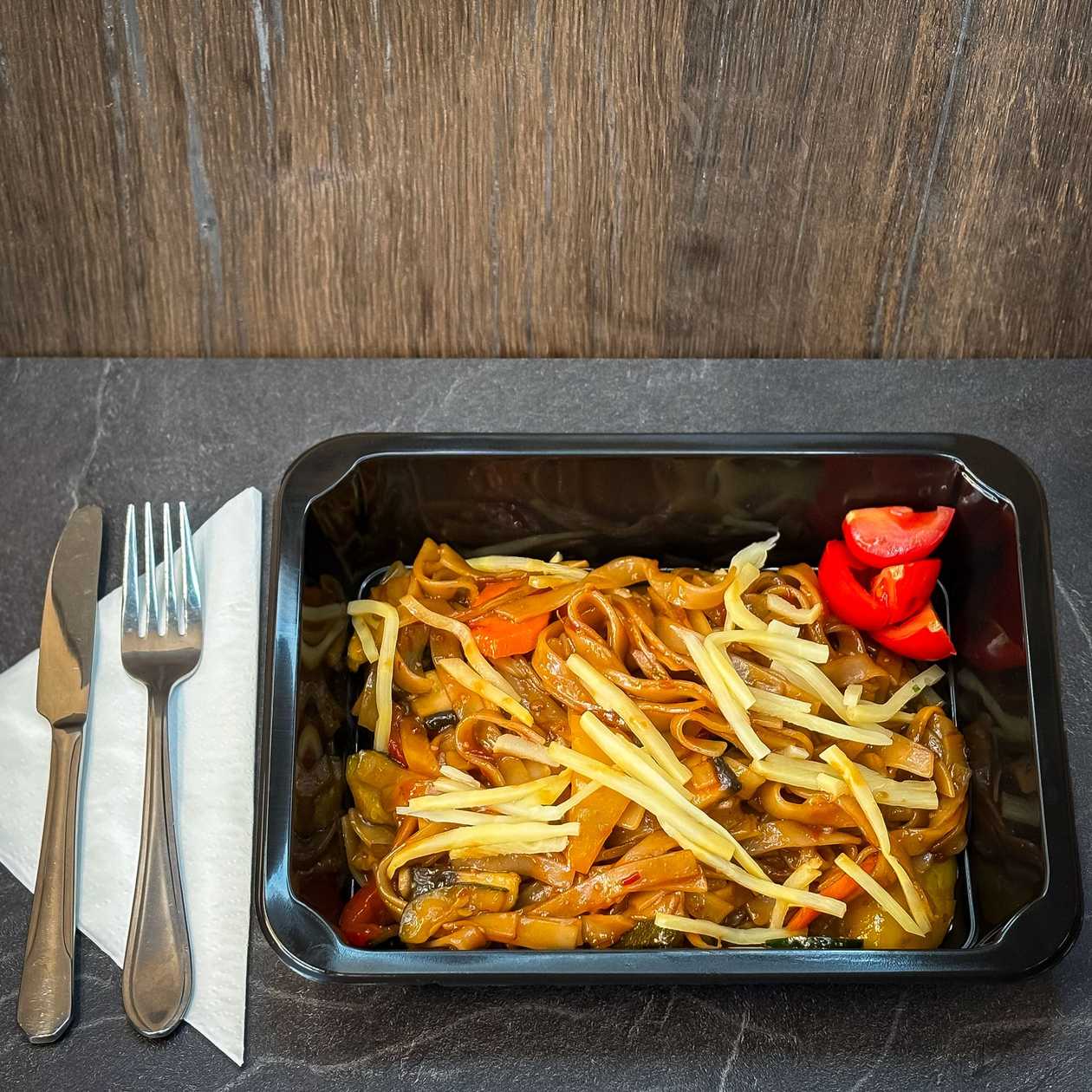 Rýžové nudle s restovanou zeleninou a bambusovými výhonky