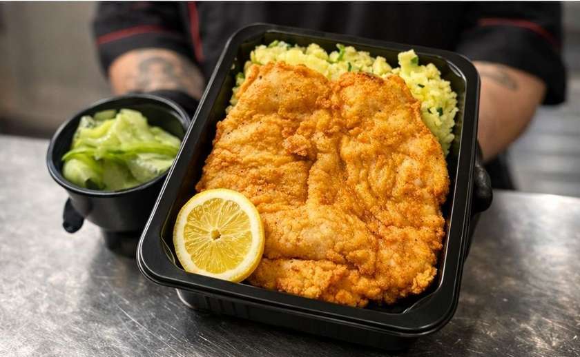 Kuřecí řízek s mačkaným bramborem s cibulkou a okurkovým salátkem