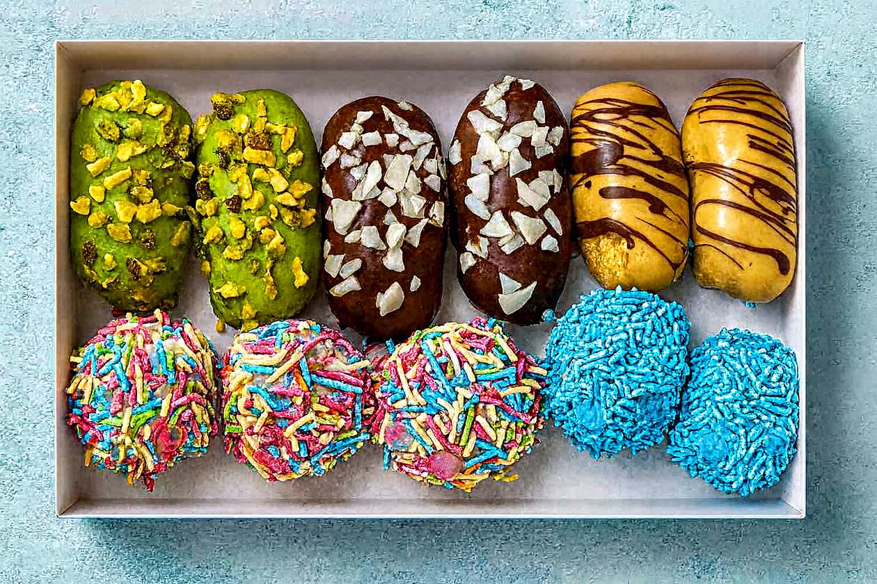 Gratis 1 Bautura 500 ml la Pachetul Dulce Surpriză – 6 Minieclere & 5 Minidonuts