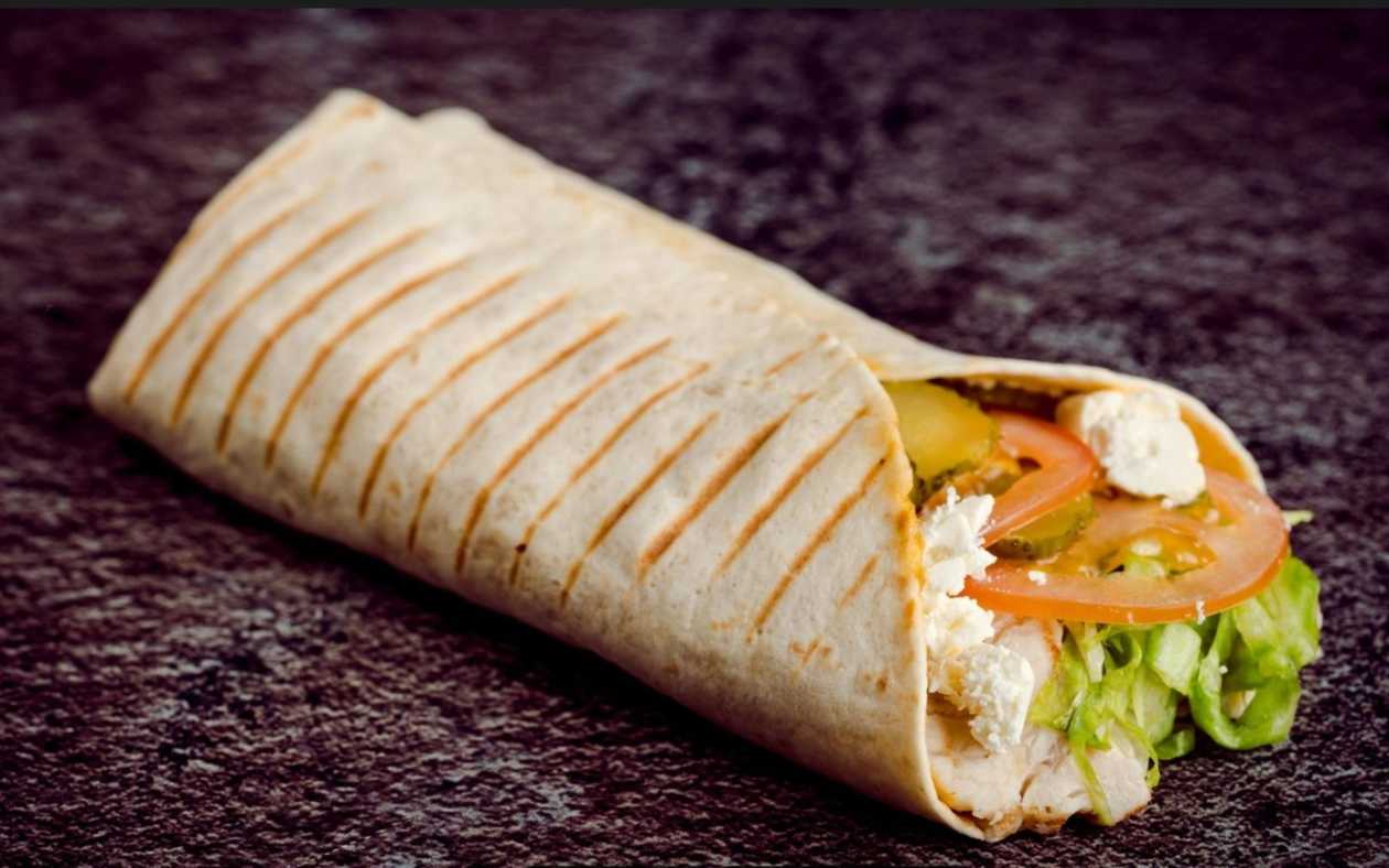 Wrap-Lū with chicken and harissa sauce