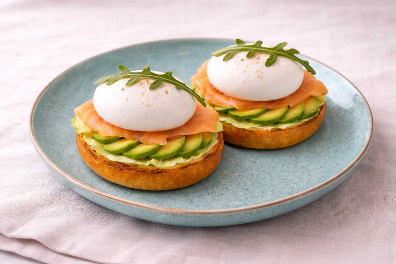 Бріош з лососем та яйцем пашот