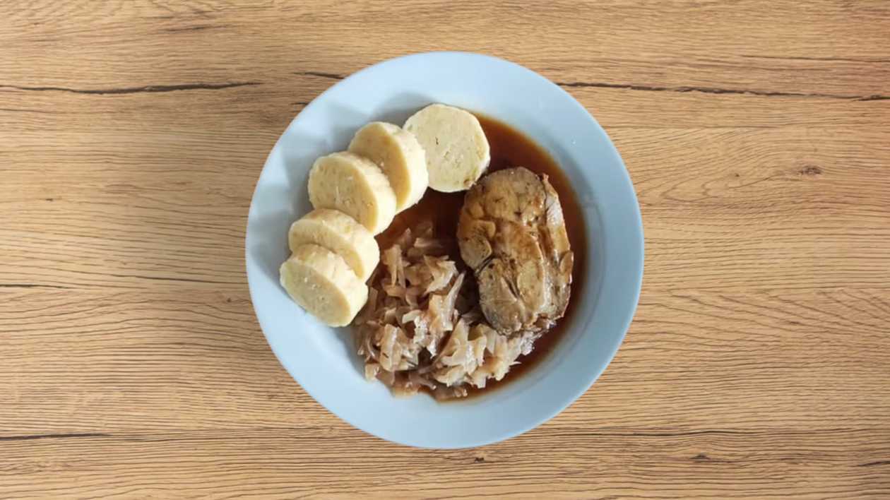 Pečená vepřová plec po selsku, dušené hlávkové zelí, bramborové knedlíky