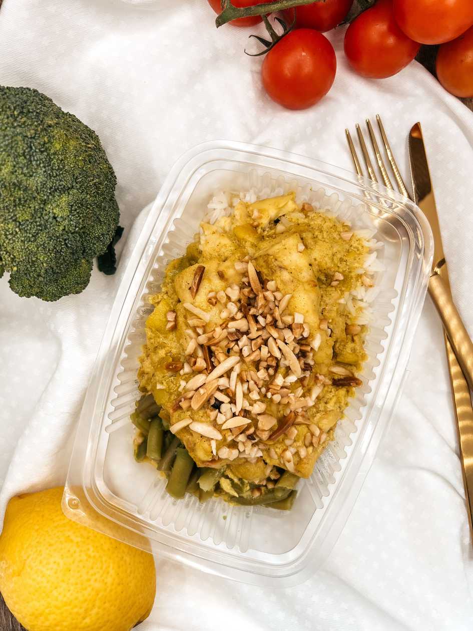 Perca estufada em alho francês, caril e amêndoa com arroz basmati e feijão verde