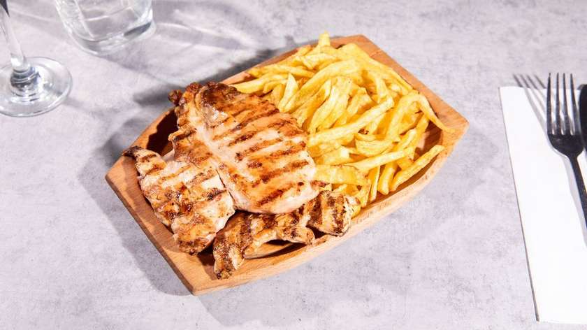 Piept de Pui + Cartofi Prăjiți + Salată