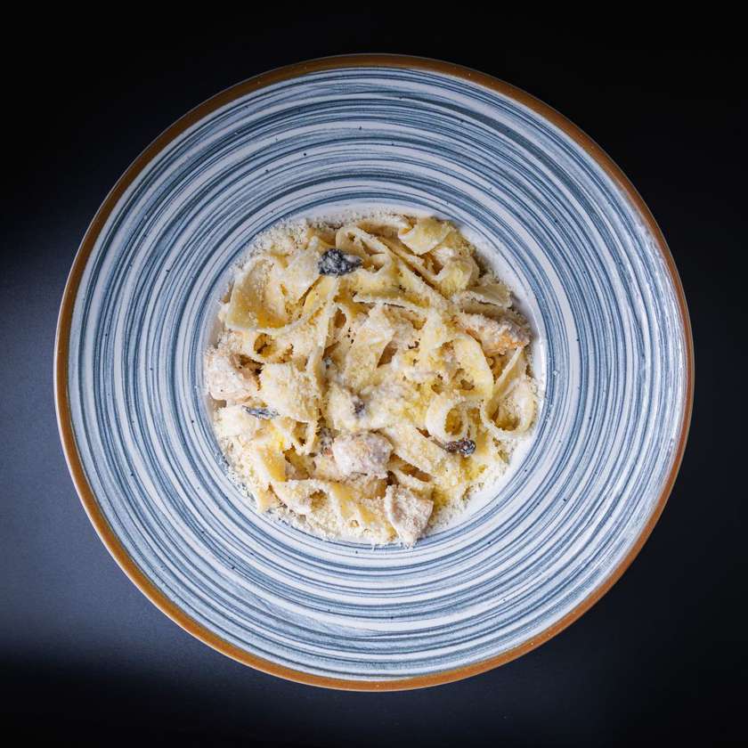 Pasta with chicken and mushrooms